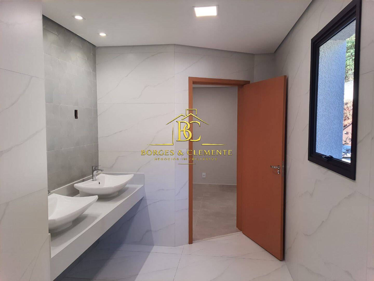 Casa, 3 quartos, 296 m² - Foto 1